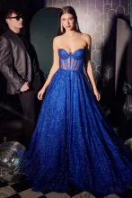 Una chica posando con un vestido azul