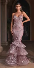 Una chica posando con un vestido violeta